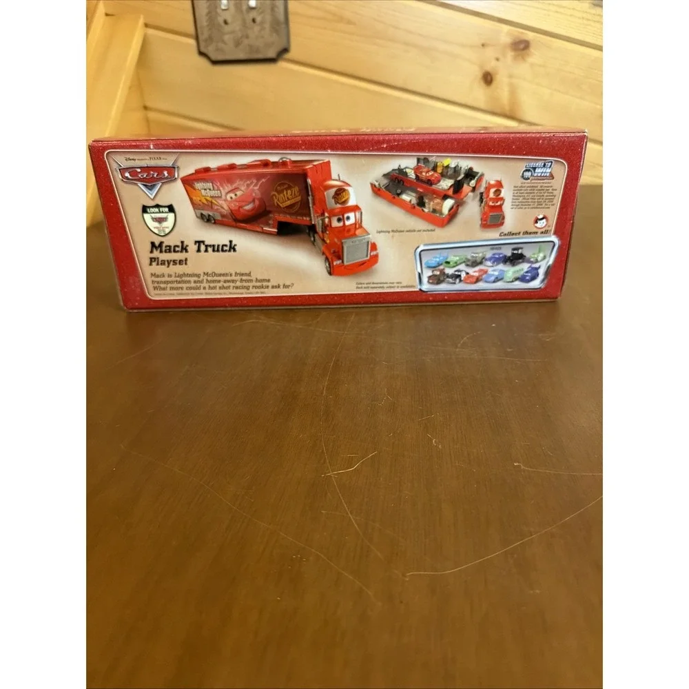 New Sealed RARE Disney Pixar Cars MACK TRUCK PLAYSET RUST-EZE Semi 2005 Diecast